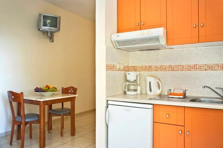 Alfa Hotel Apartments Йеранион Номер фото